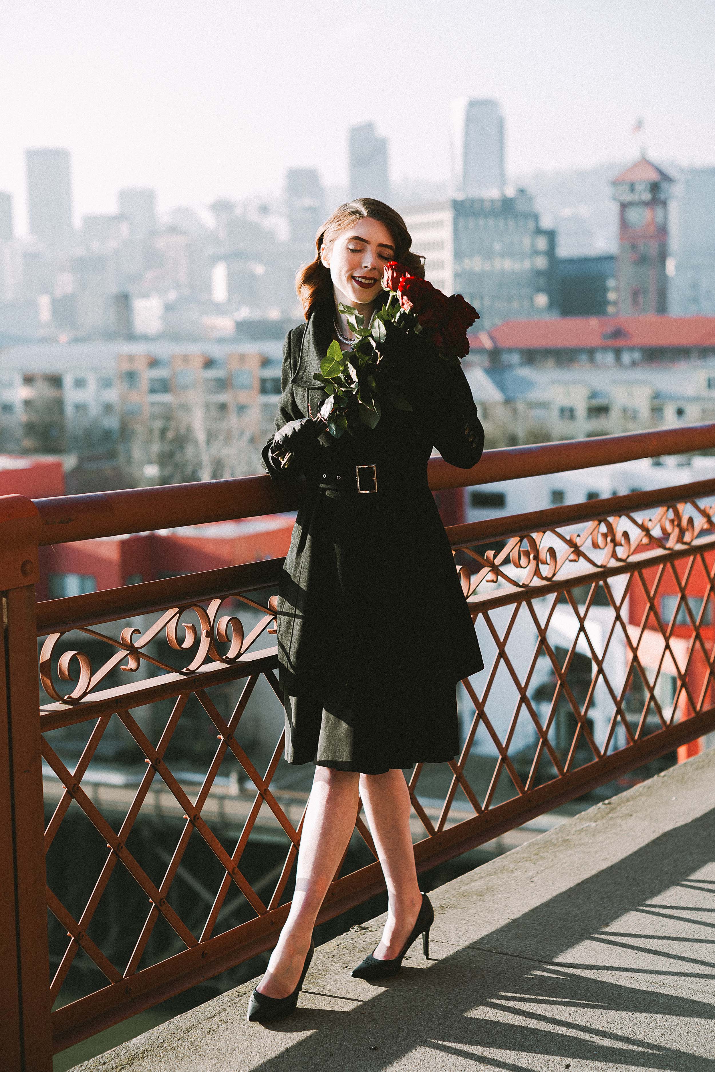 Elegant and Romantic 40s-Inspired Portraits on the Broadway Bridge — photograph 14 of 23